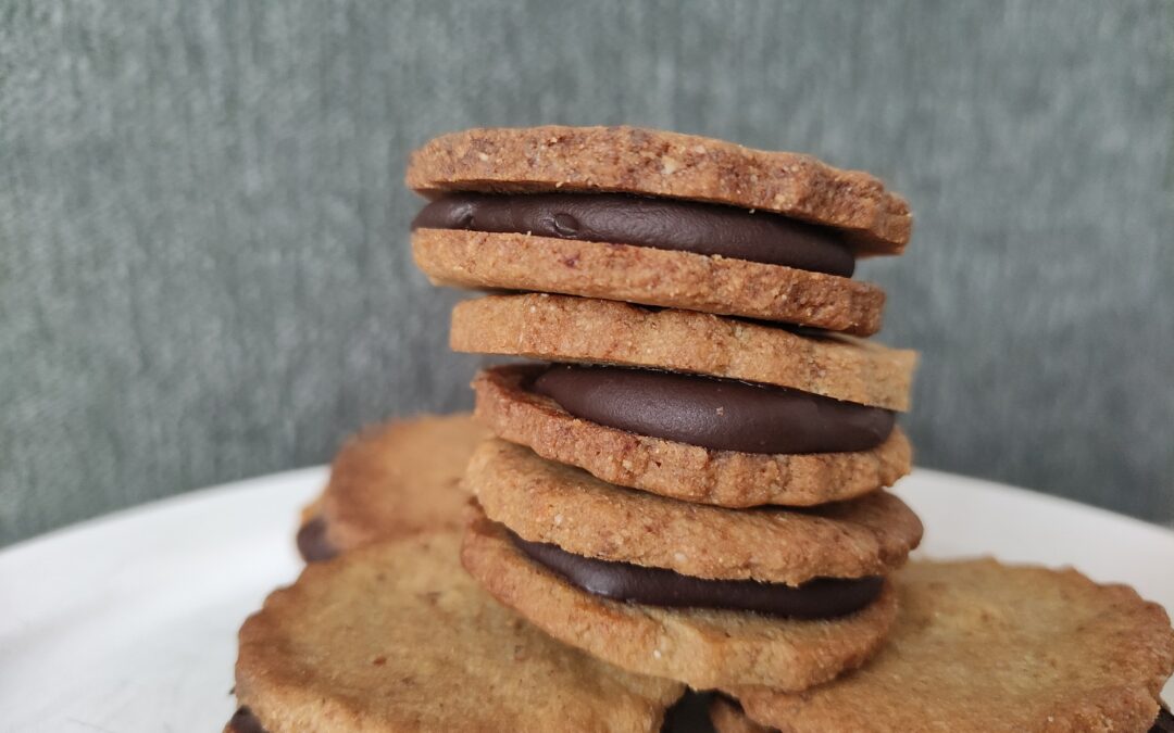 Galletas de Kamut con chocolate crudivegano de cúrcuma y canela