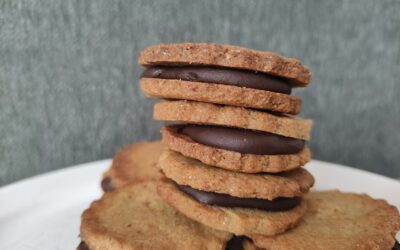 Galletas de Kamut con chocolate crudivegano de cúrcuma y canela