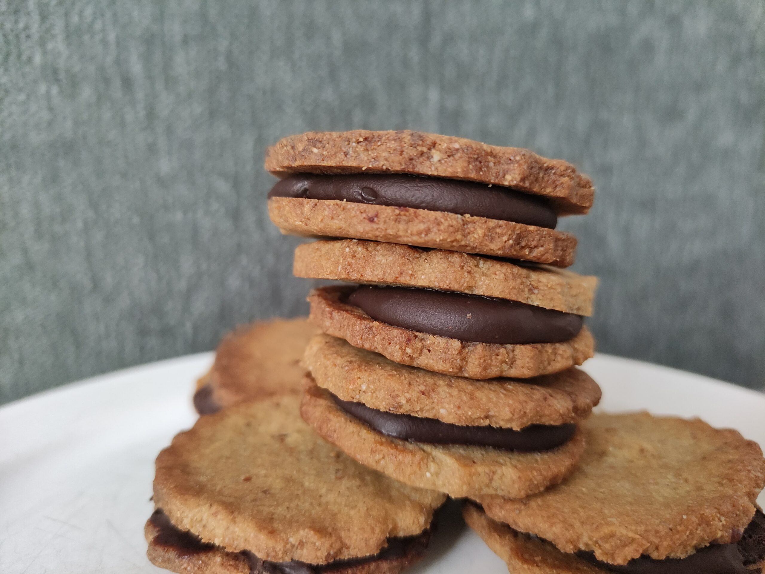 Galletas de Kamut con chocolate crudivegano de cúrcuma y canela